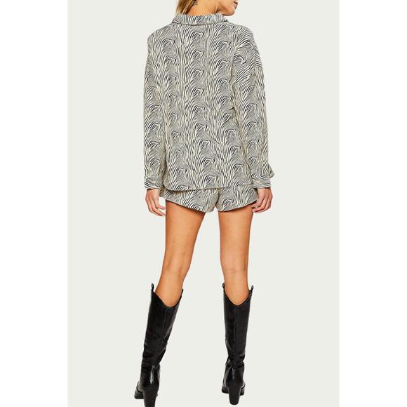 NEW PRETTY GARBAGE oversized zebra-print textured shirt in beige/black - Picture 2 of 2